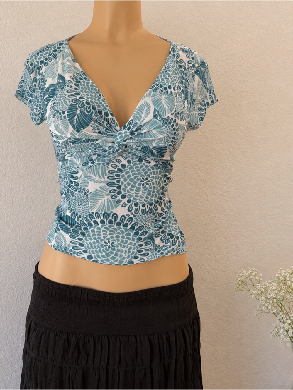 Vintage style Ann Taylor blue floral top with spiral center